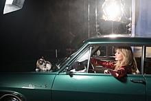 Opel-Kalender 2017: Ellen von Unwerth fotografiert  Georgia May Jagger und „Grumpy Cat“ in den Studios Babelsberg